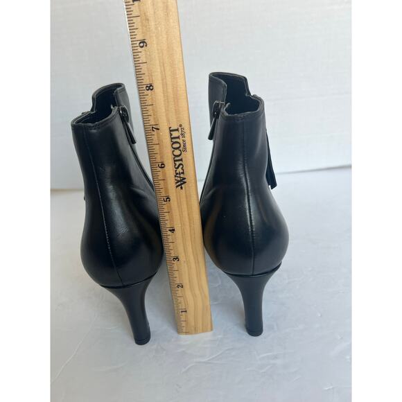 Clark’s Artisan Calla Blossom Black Leather Pointy Toe Low Heel Ankle Boots 10M - Picture 8 of 12